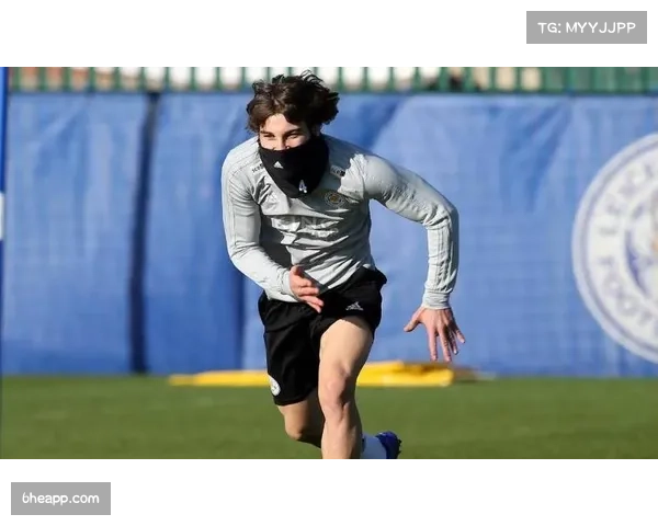 申京穿麦迪球衣入场致敬传奇球星T-Mac引发球迷热议与关注